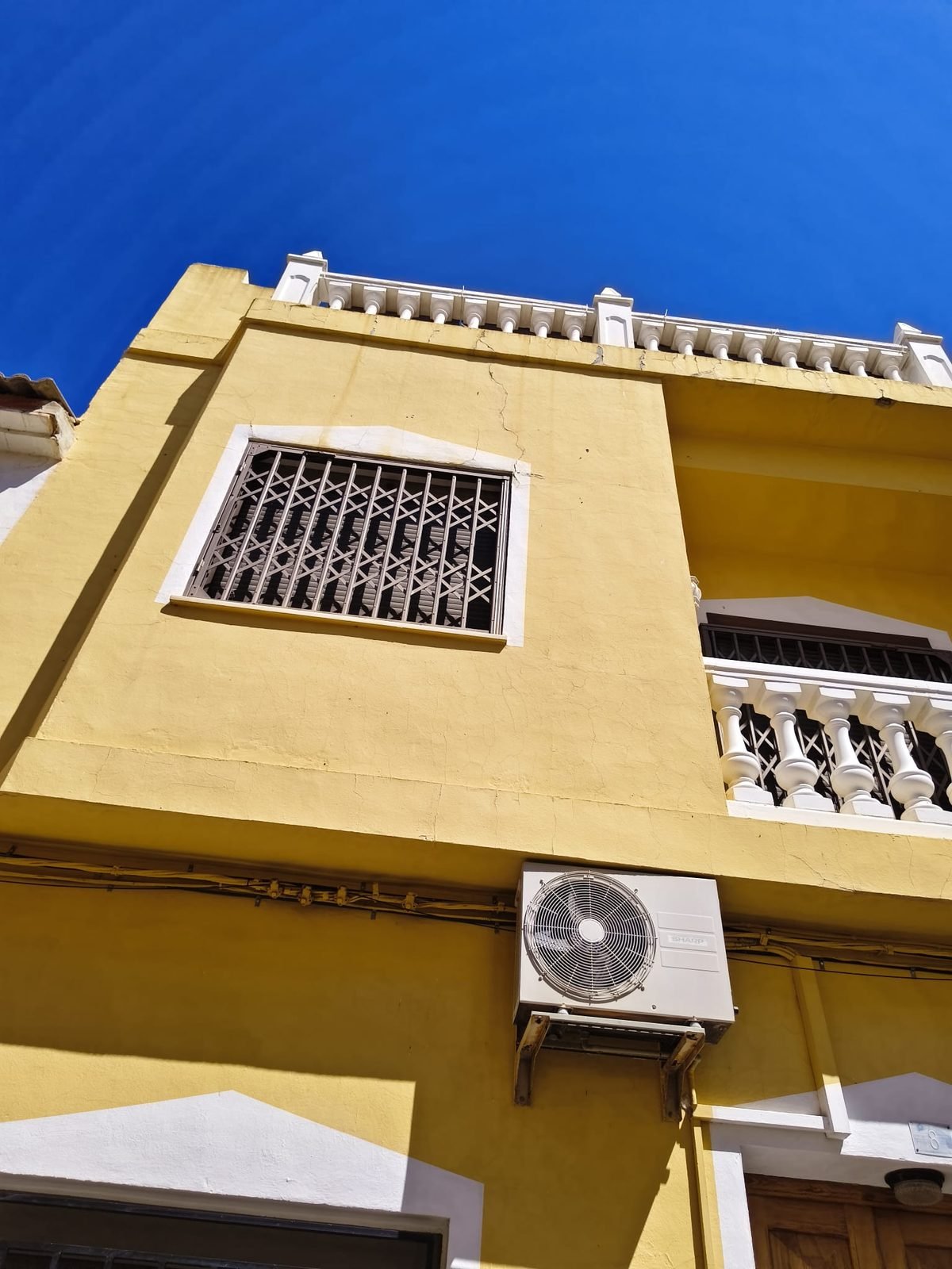 Instalación de aire acondicionado en una fachada de Valencia